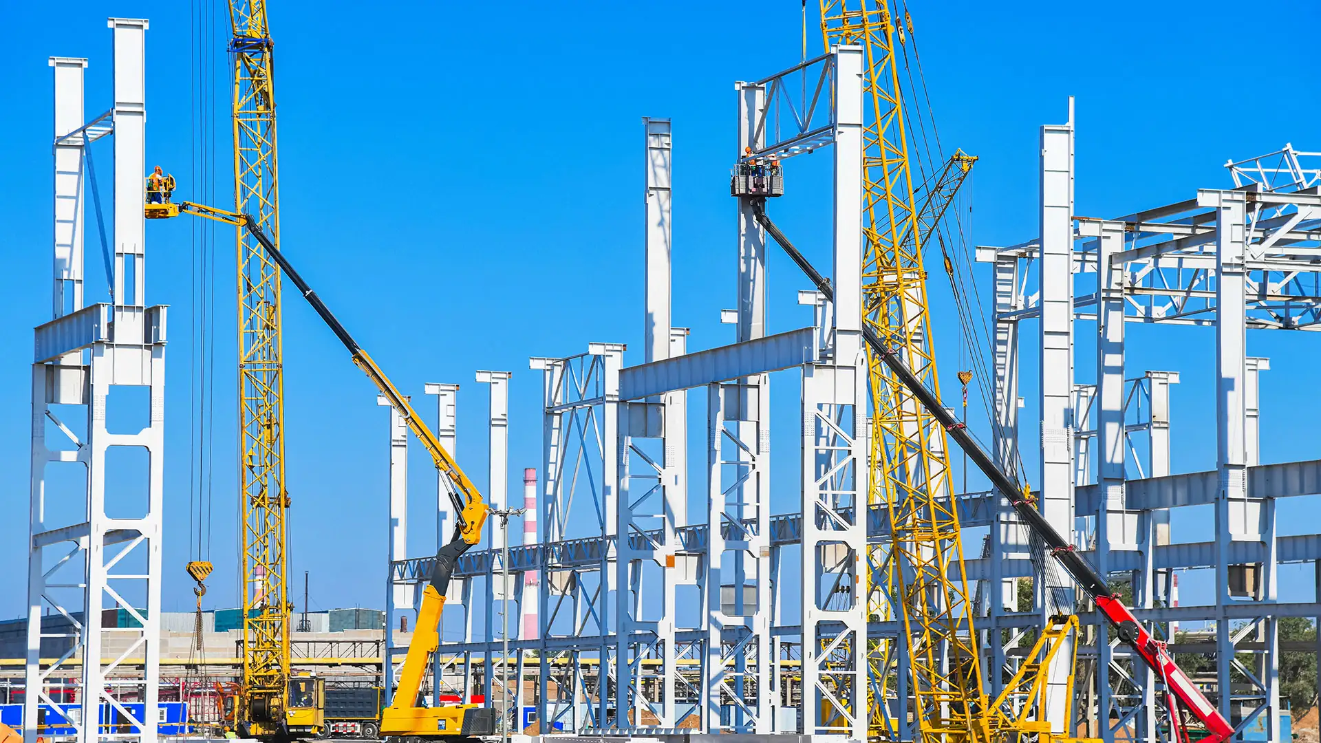 Erecting steel factory columns with tower and mobile cranes